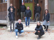 das Team des Walderlebniszentrums Regensburg vor dessen Gebäude
