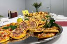 Kleine Pizzas auf einem Tablett