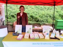 Person steht an einem Messestand