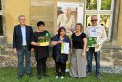 5 Personen stehen nebeneinander
