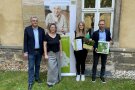 4 Personen stehen nebeneinander