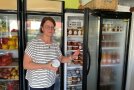 Rita Spranger vor den Kühlschränken ihres Ladens
