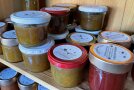 Selbst gemachte Fruchtaufstriche in Gläsern