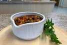 Grünkernchili mit Süßlupine und blauen Bohnen 