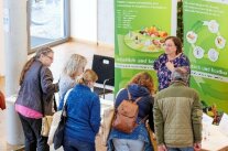 Rita Fischer mit interessierten Besuchern des AELF-Standes