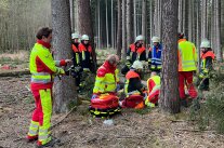 Rettungskräfte im Wald