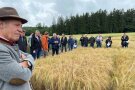 Bild der Gruppe bei Herbstgerstenparzelle