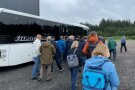 Teilnehmer steigen in Bus