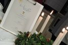 Adventskranz und Menüblatt des Weihnachtsmenüs