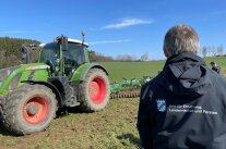 Traktor mit Kettenscheibenegge und Berater von AELF
